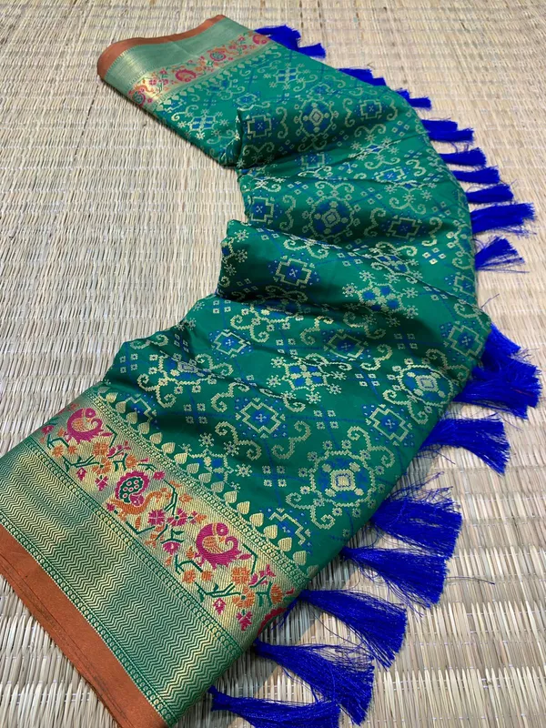 Green_Pure_Bandhej_Patola_Silk_Sarees_with_Minakari_Work_With_Blouse_Piece_Attached